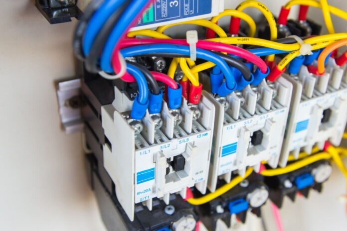 Cinci motive ale alegerii siguranțelor automate de tip Curba B pentru protecția circuitelor electrice